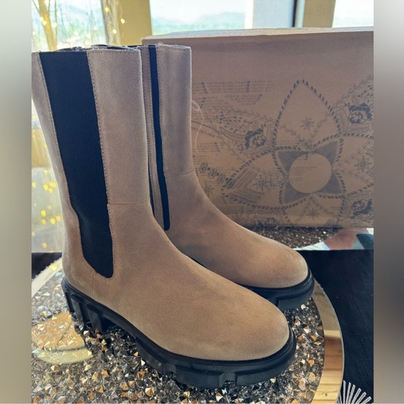 Free People Chelsea Boot, SZ 39, New With Box $125 $300
Size: 8.5
Free People - Picture 4 of 9